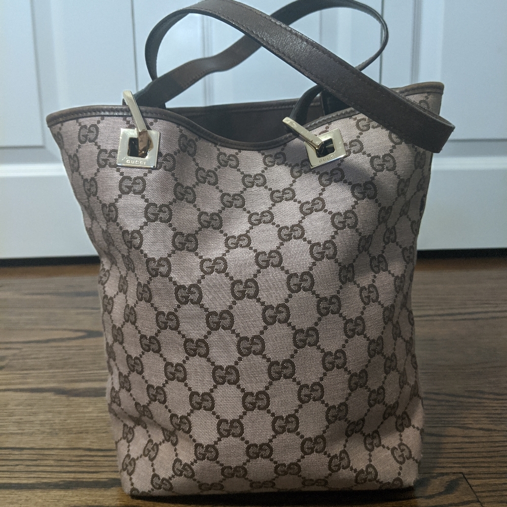 Authentic Gucci Small Signature Bucket Bag